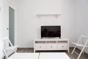 A television and/or entertainment centre at Hello Málaga Flat Victoria