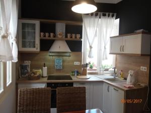 Kuchyň nebo kuchyňský kout v ubytování Apartment Marta