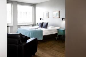 una camera con un letto e una sedia e una finestra di Máni Apartments a Reykjavik