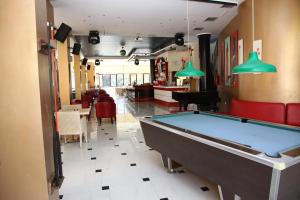 Biliár nebo kulečník v ubytování Bellos Hotel Apartments
