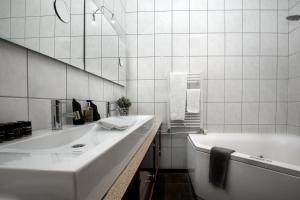 A bathroom at Máni Apartments
