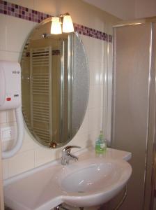 een badkamer met een wastafel en een spiegel bij Agriturismo Al Dugale in Lazise