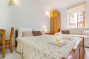 1 dormitorio con 1 cama con toallas en Top City Center Apartments, en Šibenik