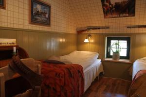 une chambre d'hôtel avec un lit et une fenêtre dans l'établissement J A Ranch Bed & Breakfast, à Strömsnäsbruk