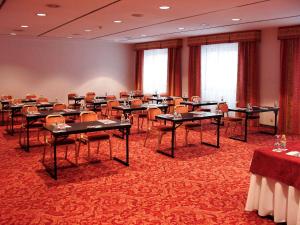 a classroom with tables and chairs in a room at Mercure Andorra in Andorra la Vella +99 photos