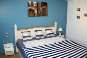 une chambre avec un lit avec un mur bleu dans l'établissement Prise1 Ferienwohnung Breege, à Breege