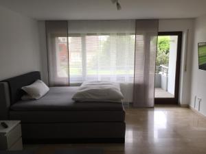 Un pat sau paturi într-o cameră la Apartment Goethe