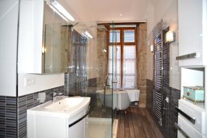 Vannituba majutusasutuses Hôtel Les Deux Chèvres Gevrey-Chambertin