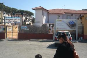 リヴォルノにあるHotel Houston Livorno - Struttura Esclusivamente Turistica - Not for Business or Workersの白いトラックの前を歩く女