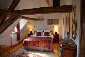 Voodi või voodid majutusasutuse Hôtel Les Deux Chèvres Gevrey-Chambertin toas