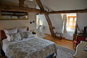 Voodi või voodid majutusasutuse Hôtel Les Deux Chèvres Gevrey-Chambertin toas