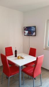 TV a/nebo společenská místnost v ubytování Apartments J&K