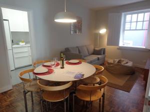 eine Küche und ein Wohnzimmer mit einem Tisch und Stühlen in der Unterkunft Ribeira Apartment in Porto