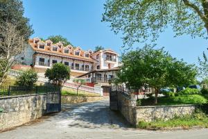una casa grande con una puerta delante de ella en Hotel Solatorre, en Comillas