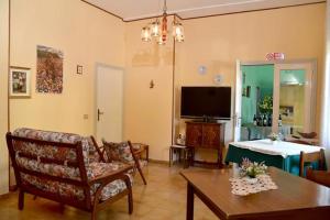 een woonkamer met een bank en een tafel bij Pensione Andrea in Chianciano Terme