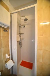 eine Dusche im Bad mit rotem Sitz in der Unterkunft Pensione Andrea in Chianciano Terme