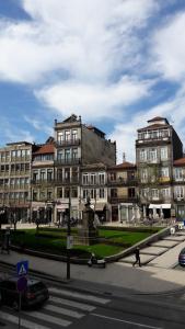 un grupo de edificios en una ciudad con una calle en OPorto Histórico - Galerias en Oporto