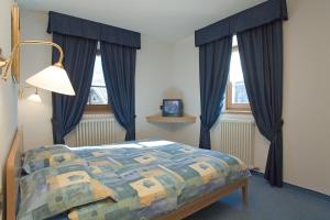 Un pat sau paturi într-o cameră la Santin Apartments