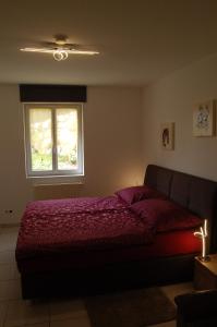 1 dormitorio con cama y ventana en Ferienwohnung Frate, en Velden am Wörthersee