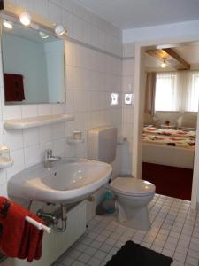 A bathroom at Hotel-Café-Restaurant Parkhaus