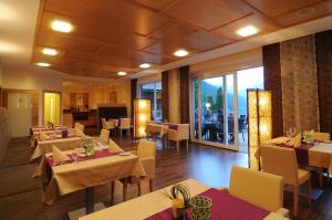 a restaurant with tables and chairs in a room at Hotel Tauernstern in Winklern