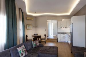 a living room with a couch and a table and a kitchen at Sun Garden Apart Hotel in Yalıkavak