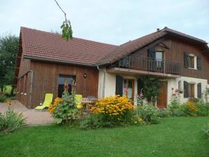 dom z balkonem i dziedzińcem z kwiatami w obiekcie Au doux Doubs w mieście Vercel-Villedieu-le-Camp