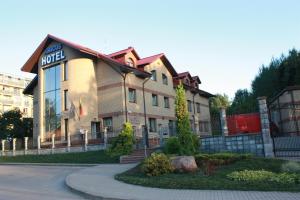 维尔纽斯法庭之友大酒店的一栋侧面有招牌的酒店大楼