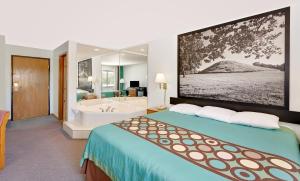 MacombにあるSuper 8 by Wyndham Macombのベッドとバスタブ付きのホテルルームです。 +55枚の写真