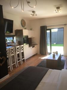 TV at/o entertainment center sa Willow Court Farm Studio South & Petting Farm, 8 mins from Legoland & Windsor, 15 mins from Lapland UK