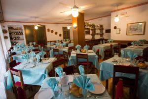 Un restaurante o sitio para comer en Hotel Sarre