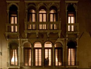 Ein Gebäude mit vielen Fenstern drauf. in der Unterkunft Ca' Bragadin e Carabba in Venedig