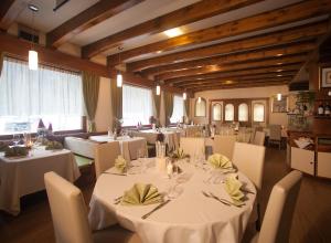 A restaurant or other place to eat at Hotel Stella Alpina