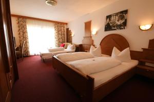 Ένα ή περισσότερα κρεβάτια σε δωμάτιο στο Hotel Gasthof Neuner