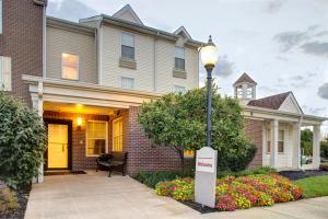 a house with a street light in front of it at Hawthorn Suites by Wyndham Cincinnati Northeast/Mason in Mason