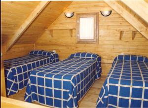 Habitación con 4 camas en un ático en Camping Rural Llanos de Arance, en Coto Ríos 22 fotos más