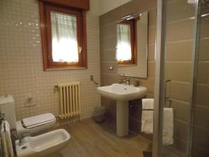 łazienka z umywalką, toaletą i prysznicem w obiekcie B&B Soli D'oro w mieście Casarano +37 zdjęć