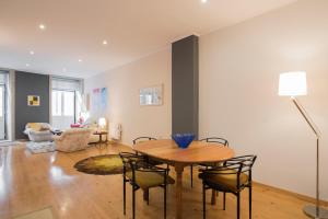 ein Wohnzimmer mit einem Tisch und Stühlen in der Unterkunft Casa do Cristelo in Porto