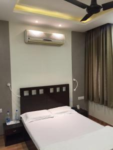 Postel nebo postele na pokoji v ubytování Pamposh Guest House GK II Market