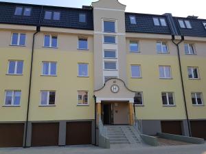 un immeuble d'appartements avec un bâtiment jaune dans l'établissement Apartament Polna, à Szczecinek