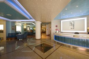 a lobby with a pool in the middle of a building at Hotel Hollywood***S in Lido di Jesolo