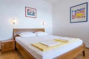 um quarto com uma cama com duas toalhas em Apartment Viola em Dubrovnik