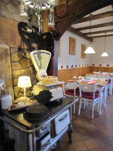 ein Restaurant mit einem Herd und einem Tisch mit Stühlen in der Unterkunft Hotel Henriette Davidis in Wetter