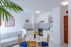 uma cozinha e uma mesa e cadeiras num quarto em Apartment Viola em Dubrovnik