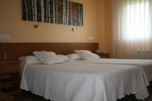 Posteľ alebo postele v izbe v ubytovaní Hostal Pereiriña