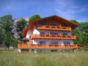 een groot gebouw met een houten dak bij Pension Bergpracht in Ramsau am Dachstein