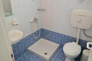 Apollonia Studios tesisinde bir banyo