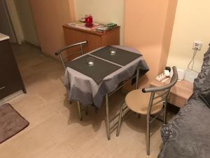 テッサロニキにあるCozy Apartmentの小さな部屋の小さなテーブルと椅子