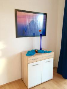 een kast met een vaas erop bij Symphonie-Villa am See - Musikerviertel in Konstanz