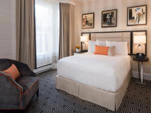 um quarto de hotel com uma cama e uma cadeira em Inn at Union Square em São Francisco